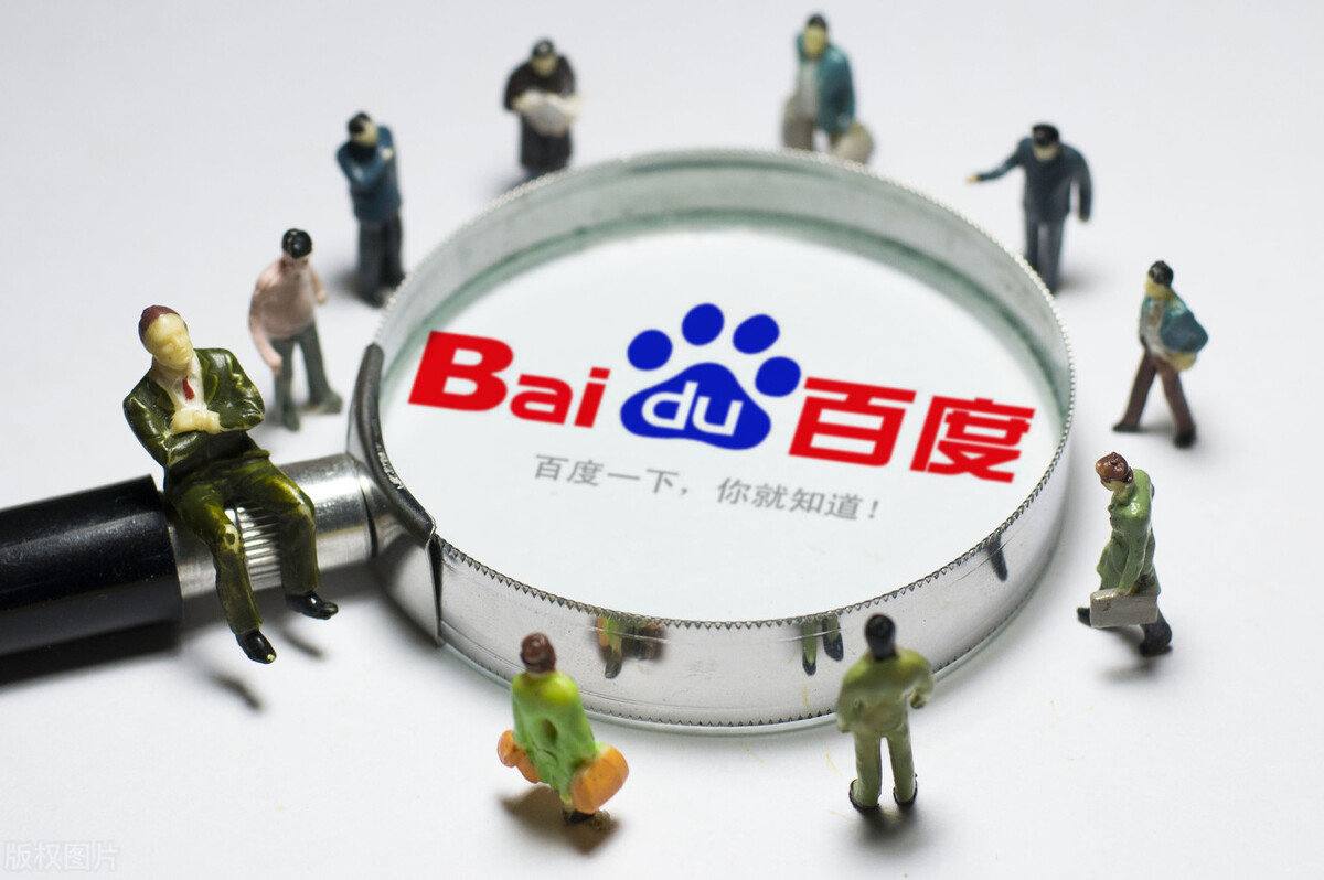 年轻情侣忘情接吻险从扶梯摔下