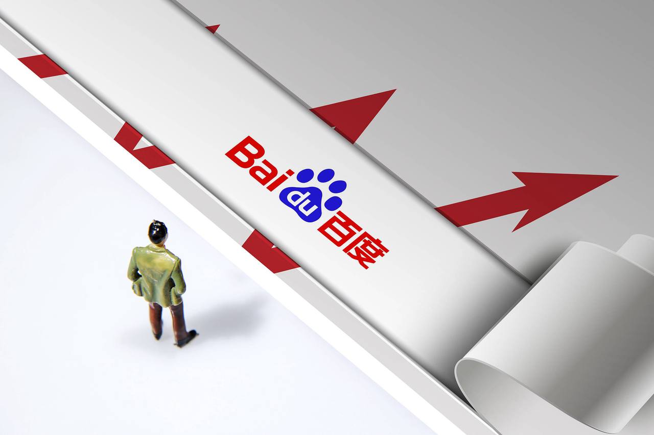 把金毛舔到生气的萨摩耶